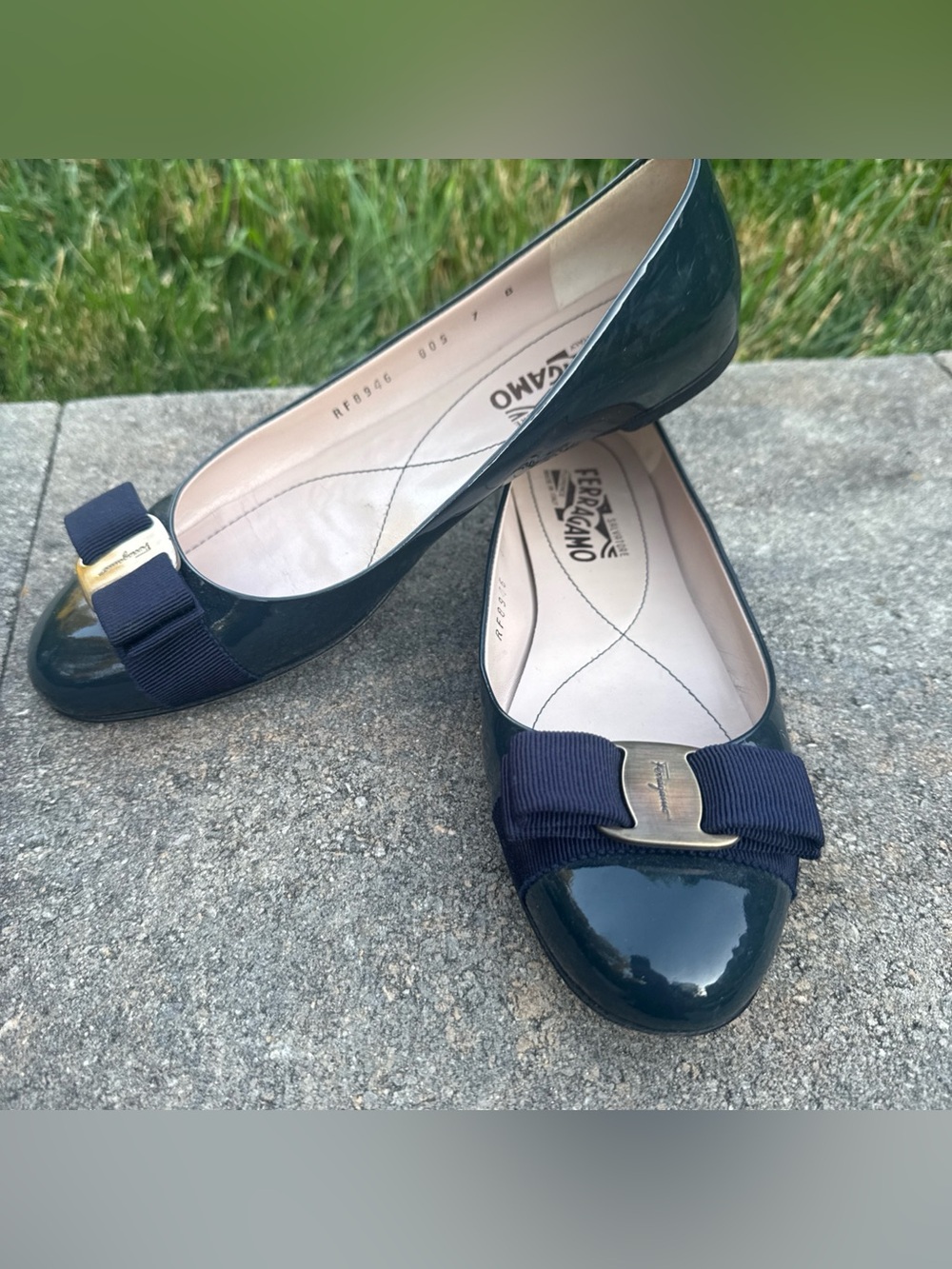 Salvatore Ferragamo Vara Blue Navy Bow Patent Ballet Flats Shoes 7 B Gold Logo